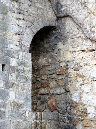 Detall de la muralla carolíngia, a tocar la torre Júlia