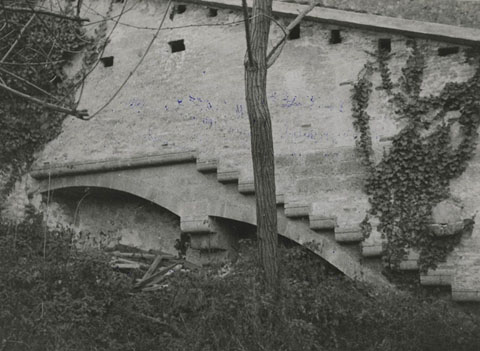 Escala adossada a la muralla del Passeig Arqueològic que mena a la torre Júlia. 1920-1940