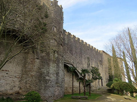 La torre Júlia, pany de la muralla carolíngia i, al fons, la torre Cornèlia