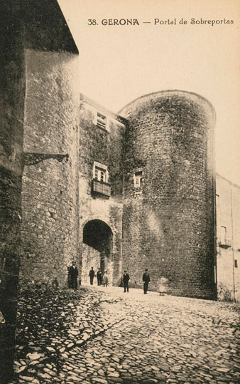 El portal de Sobreportes vist des del carrer Ferran el Catòlic. 1900-1930