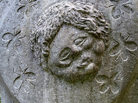 Detall del revers de l'estàtua dedicada a la figura llegendària de la Majordoma de Sant Narcís, obra de l'escultor Piculives, situada al peu de la torre Cornèlia