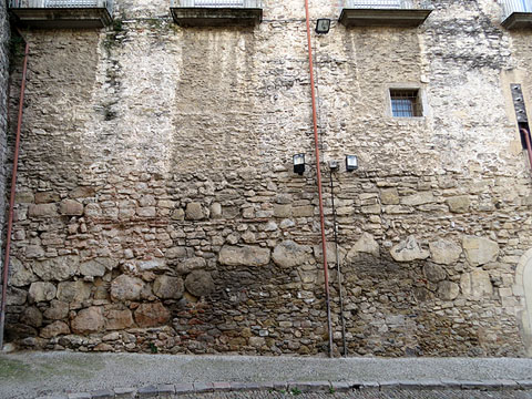 Mur al costat de Sobreportes on es poden observar les diverses tècniques constructives de les muralles de Girona, de la fundacional del segle I aC fins les reformes medievals del segle XIV