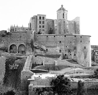 Vista del Passeig Arqueològic, de la Catedral i les torres Júlia i Cornèlia. També la torre de Carlemany. 1963