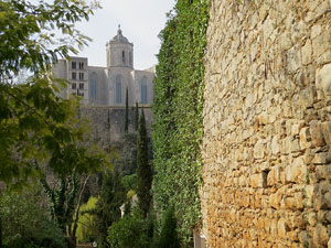 Itinerari de la Muralla. Des del monestir de Sant Pere de Galligants fins a la plaça de Sant Pere
