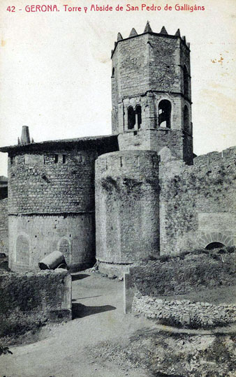 Vista de la capçalera de l’església de Sant Pere de Galligants i del portal de Sant Pere des de l’antic camí de Monjuïc. 1906-1911