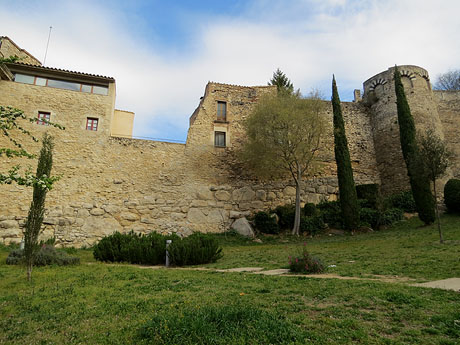 La muralla de Santa Llúcia amb la torre de l'església