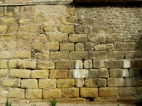 Carreus de pedra sorrenca de la muralla romana baix-imperial, a la plaça de Sant Domènec