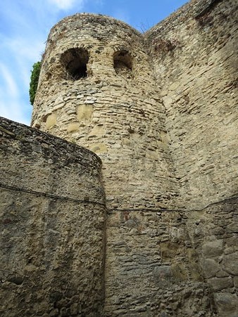 Detall de la torre Vescomtal, o de Cabrera-Requesens, al carrer de l'Escola Pia