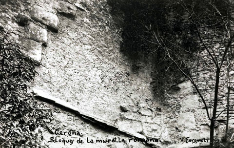 Detall dels blocs de gres de la muralla romana, al costat de la Torre del Vescomte, vistos des del pati de la Casa Agullana. 1911-1936