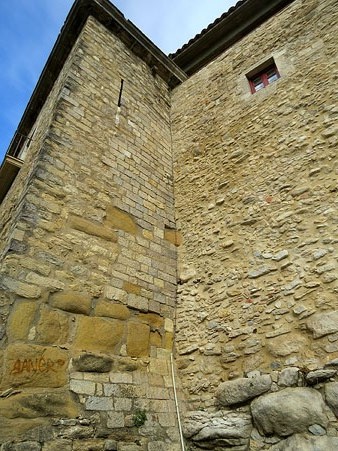 Torre quadrangular de basament romà a la muralla del pati de les Àligues