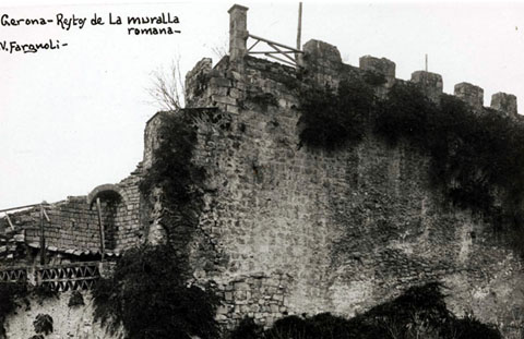 La muralla romana i alt medieval amb la torre quadrada de l'antic castell de Cabrera, vista des del pati de la Casa Agullana. 1911-1936