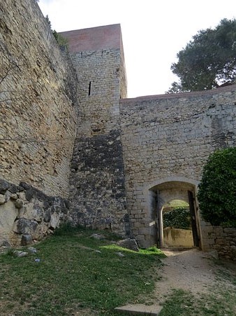 Pany de muralla de les Àligues i torre del Llamp, a l'enllaç amb la murall de Pere el Cerimoniós del segle XIV