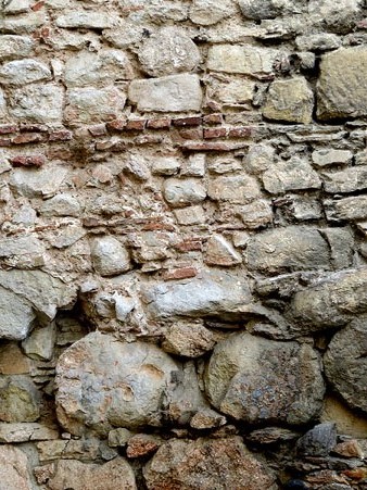 Detall del mur de la pujada de Sant Feliu, amb construccions des del segle I aC fins al segle XIV