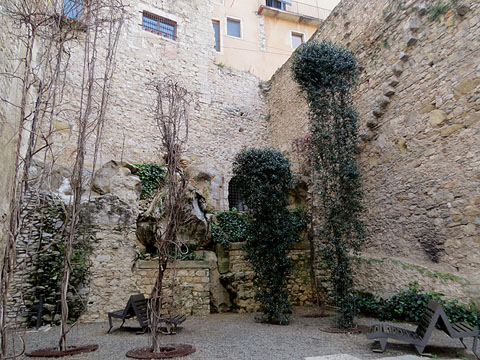 Espai recuperat a la pujada de Sant Feliu que mostra l'estructura de la muralla i una clavaguera romana al centre que abocava al riu Onyar