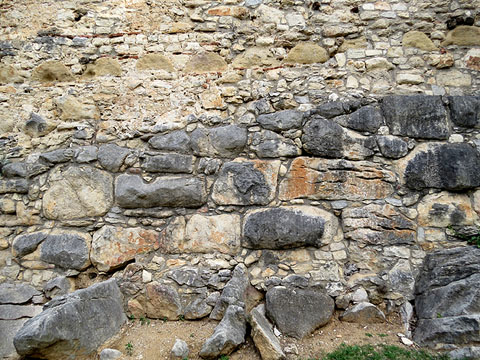 La muralla de les Àligues, on es poden apreciar les diverses tècniques constructives des de la muralla fundacional del segle I aC a les reformes del segle XIV