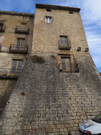 Torre i porta Rufina, a la plaça de Sant Domènec