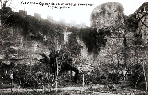 La Torre del Vescomte amb els murs contigus vista des del pati de la Casa Agullana. 1911-1936