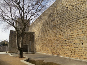 Itinerari de la Muralla. La torre i el portal dels Socors