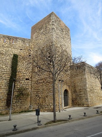 Conjunt defensiu del portal i la torre dels Socors