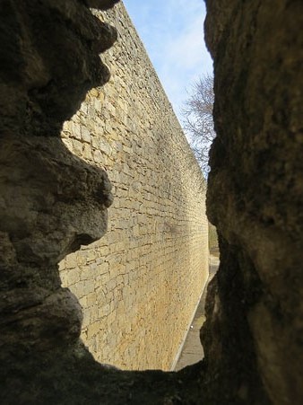 Vista del mur defensiu des d'una espitllera de la torre