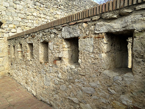 Porta exterior de la torre dels Socors i escales al mur espitllerat