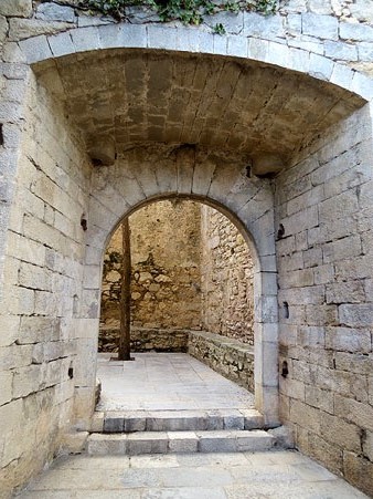 Doble porta d'entrada a les dependències de la torre dels Socors