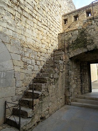 Escala al mur espitllerat a l'interior de la torre dels Socors