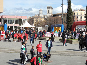 IV Jornada de l'Esport Femení 2016 a la plaça Salvador Espriu, la de Francesc Calvet i Rubalcaba, i el riu Onyar