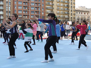 IV Jornada de l'Esport Femení 2016 a la plaça Salvador Espriu, la de Francesc Calvet i Rubalcaba, i el riu Onyar