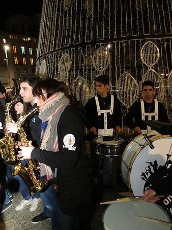 La Girona Marxing Band posa música a l'encesa de llums a la plaça Catalunya