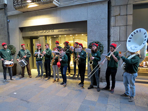 La Bufant Fort Street Band durant la penjada del Tarlà de Nadal