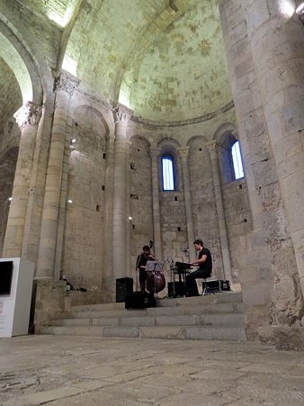 Actuació del duet Beats Wear Suit a la nau de Sant Pere de Galligants, seu del Museu d'Arqueologia de Catalunya - Girona