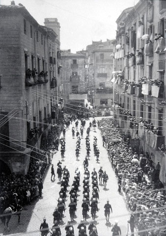 Visita oficial del rei Alfons XIII a Girona. Rebuda a la plaça del Vi. 1904