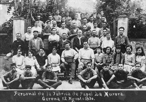 Retrat de grup dels treballadors de la fàbrica l'Aurora, al barri de Pedret. 12 d'agost de 1930