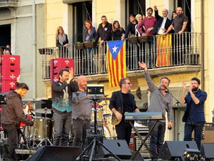 Festival Strenes 2016. Concert inaugural al terrat del punt d'Informació de la Rambla a càrrec de Love of Lesbian