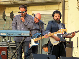 Festival Strenes 2016. Concert inaugural al terrat del punt d'Informació de la Rambla a càrrec de Love of Lesbian