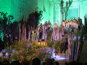 Temps de Flors 2016. Espectacle Lymbus, a c&agrave;rrec de Comediants, a les escales de Sant Feliu