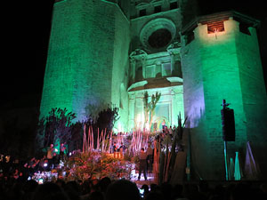 Temps de Flors 2016. Espectacle Lymbus, a c&agrave;rrec de Comediants, a les escales de Sant Feliu