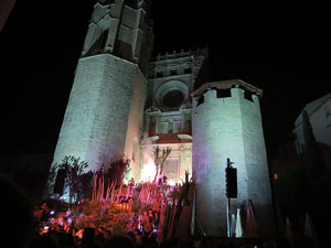 Temps de Flors 2016. Espectacle Lymbus, a c&agrave;rrec de Comediants, a les escales de Sant Feliu