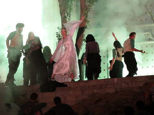 Temps de Flors 2016. Espectacle Lymbus, a c&agrave;rrec de Comediants, a les escales de Sant Feliu