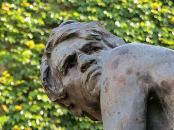 Detall de l'escultura de Miquel Blay al Jard&iacute; de la Inf&agrave;ncia