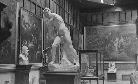 Sala del Museu Arqueol&ograve;gic instal&middot;lat al monestir de Sant Pere de Galligants. En primer terme, l'escultura Contra l'Invasor de Miquel Blay, actualment al Museu d'Art de Girona. 1920-1930