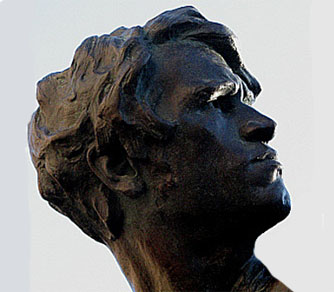 Detall de l'escultura de Miquel Blay al Jard&iacute; de la Inf&agrave;ncia