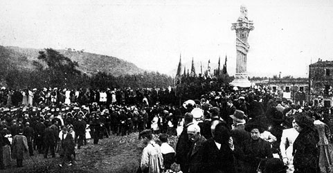 Missa de campanya al peu del monument de l'Ex&egrave;rcit als defensors de 1808 i 1809 durant els actes de commemoraci&oacute; del centenari dels Setges de Girona. 1909. El lle&oacute; i la columna eren provisionals