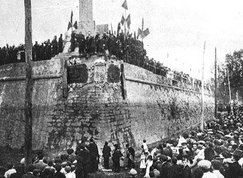 Acte de descobriment de les dues l&agrave;pides col&middot;locades al peu del monument de l'Ex&egrave;rcit als defensors de 1808 i 1809 durant els actes de commemoraci&oacute; del centenari dels Setges de Girona. 1909