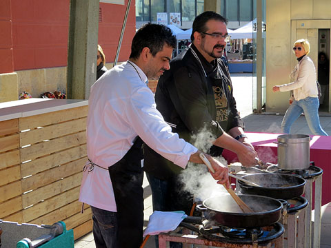 Els xefs Jordi Ribas i Jordi Vallespí preparant els arrossos