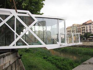 El Vol, espai gastron&ograve;mic. El muntatge sobre el riu Onyar