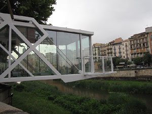 El Vol, espai gastron&ograve;mic. El muntatge sobre el riu Onyar