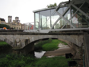 El Vol, espai gastron&ograve;mic. El muntatge sobre el riu Onyar