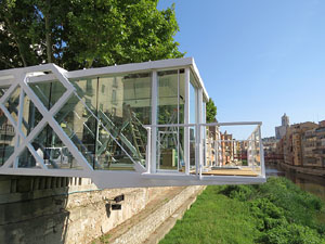 El Vol, espai gastron&ograve;mic. El muntatge sobre el riu Onyar